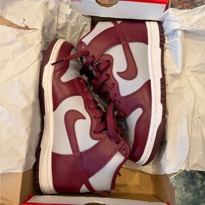Nike Low-Top Sneakers in Maroon and White